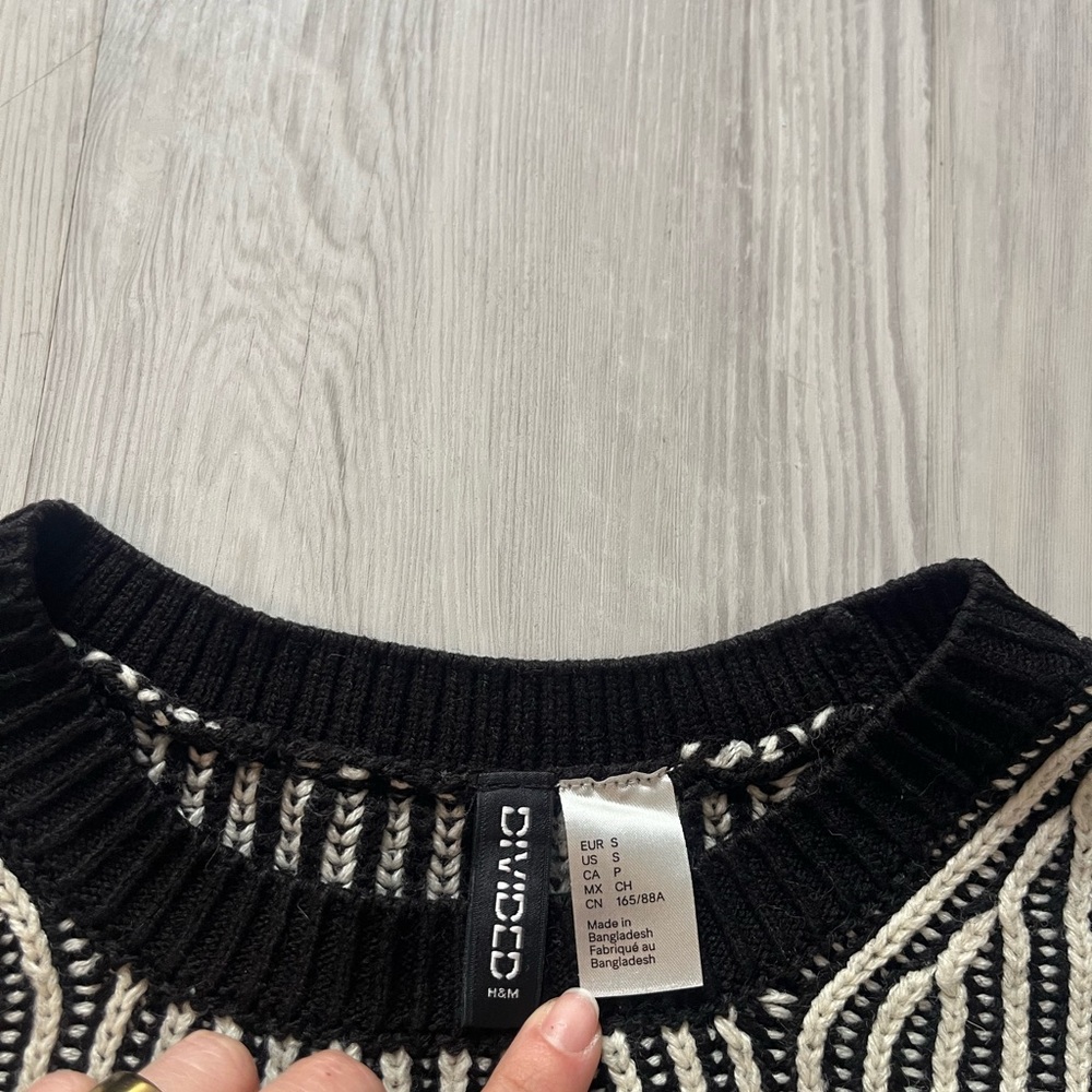 H&M Divided Black and White Striped Sweater - Picture 4 of 6